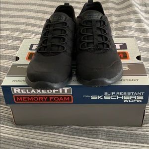 Skechers Non slip Like New in box